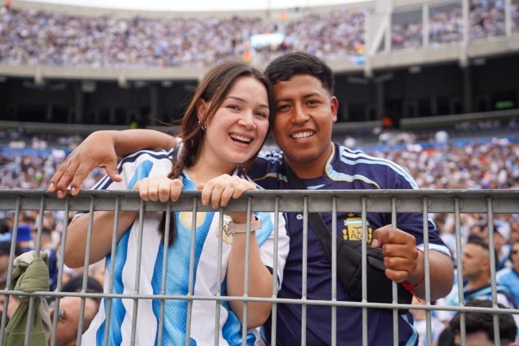 Vista del estadio Monumental durante su preparación para eventos con Messi y shows musicales
