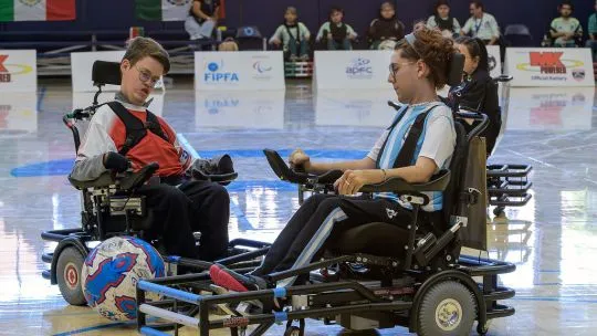 Jugadores de powerchair football en sillas de ruedas motorizadas durante un partido del Mundial en Buenos Aires