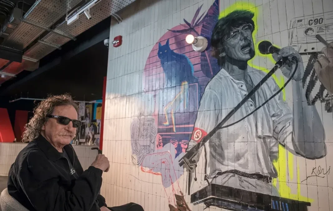Mural con distintas etapas de Charly García en el anuncio de Netflix