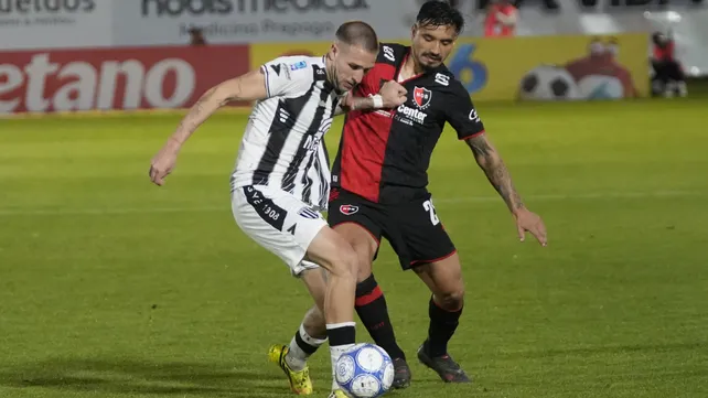 Rodrigo Herrera disputa la pelota con Módica durante el último partido de Newell's