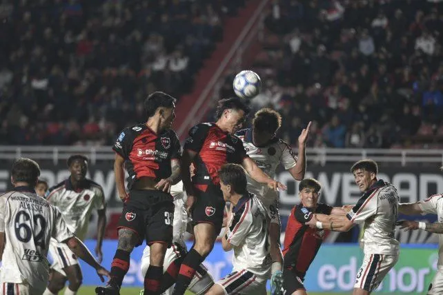 Jugadores de Newell's durante el empate 0-0 ante San Lorenzo en el Nuevo Gasómetro