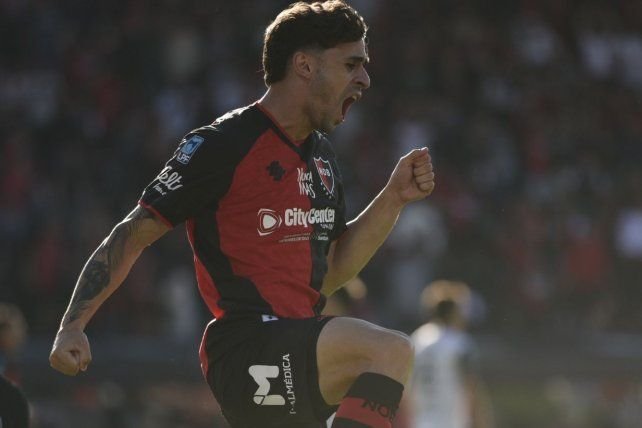 Estadio de fútbol con jugadores de Newell's y Gimnasia de Mendoza