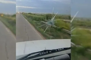 Camión con un cristal roto por un ataque a piedrazos en la Ruta Nacional 11