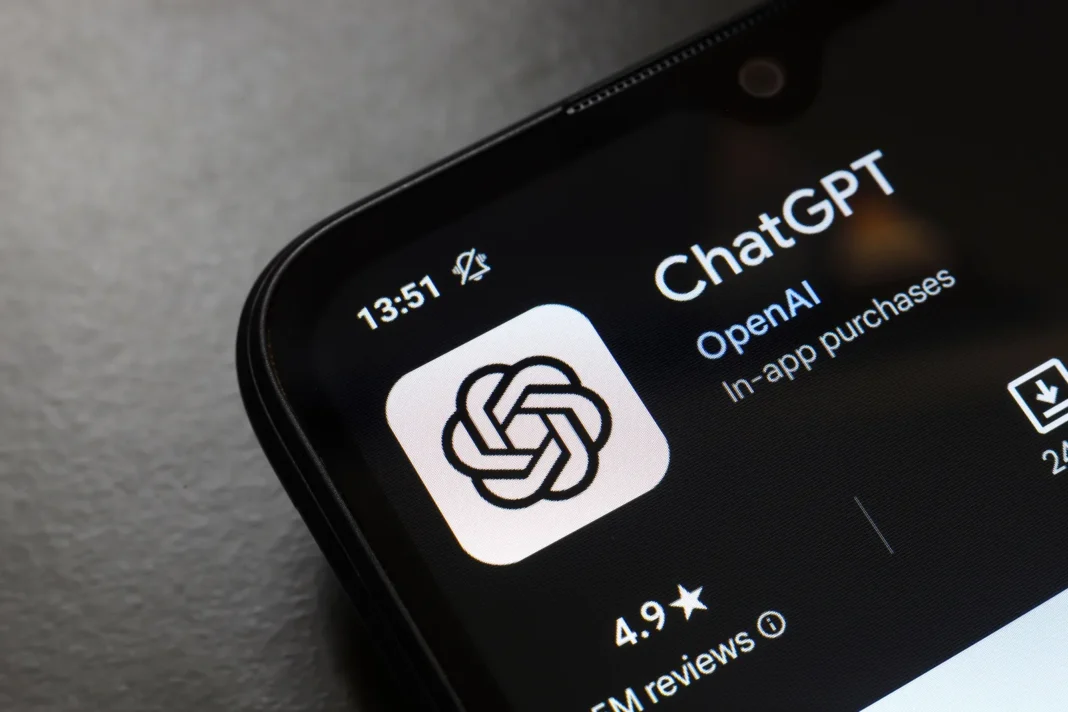 Logo de OpenAI y representación de ChatGPT en una pantalla