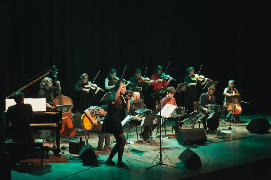 Orquesta Utópica durante una presentación en vivo