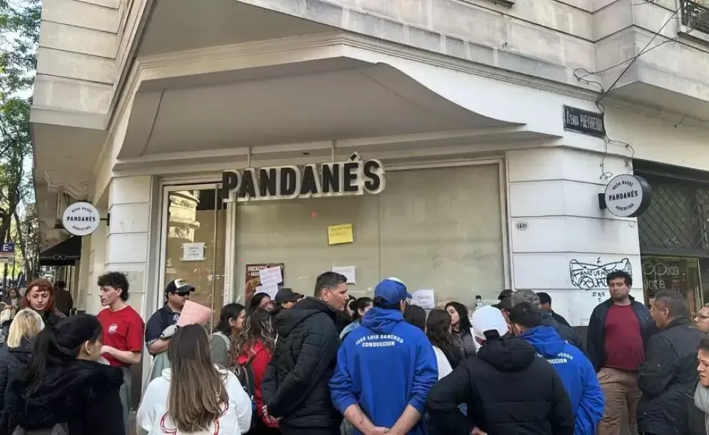 Fachada de una panadería Pandanés con persiana baja y candado