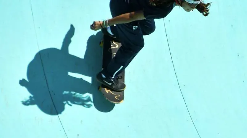 Jóvenes practicando skateboarding en el parque España durante la Chaos Halloween Session