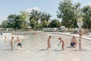 Vista del Parque Juan de Garay de Santa Fe con el piletón histórico y espacios verdes