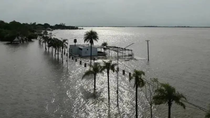 Vista del río Paraná crecido en Paso de la Patria con agua cubriendo la costanera y el anfiteatro Pinín Palma