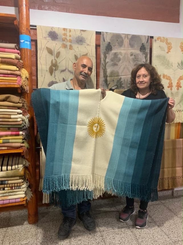 Soledad Pastorutti con el poncho celeste y blanco durante el último partido de Messi en el estadio Monumental