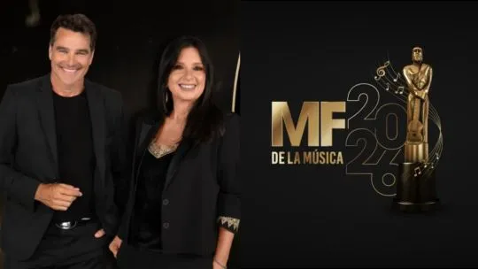 Estatuilla del Martín Fierro de la Música sobre un escenario