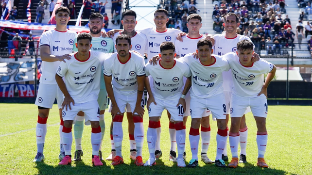 Jugadores de Leones FC celebrando la victoria ante Fénix que les dio la clasificación al Reducido de la Primera C.