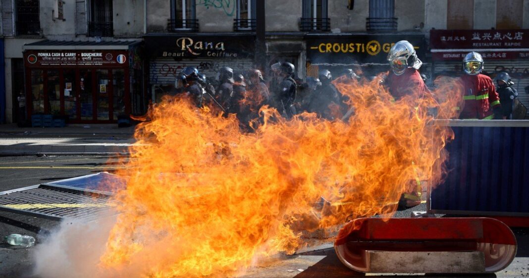 Estudiantes protestando en las calles de Francia con barricadas en llamas