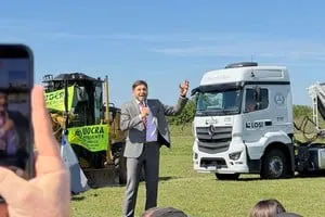 Gobernador Maximiliano Pullaro durante la firma del contrato para el segundo tramo del tercer carril de la autopista Rosario-Santa Fe
