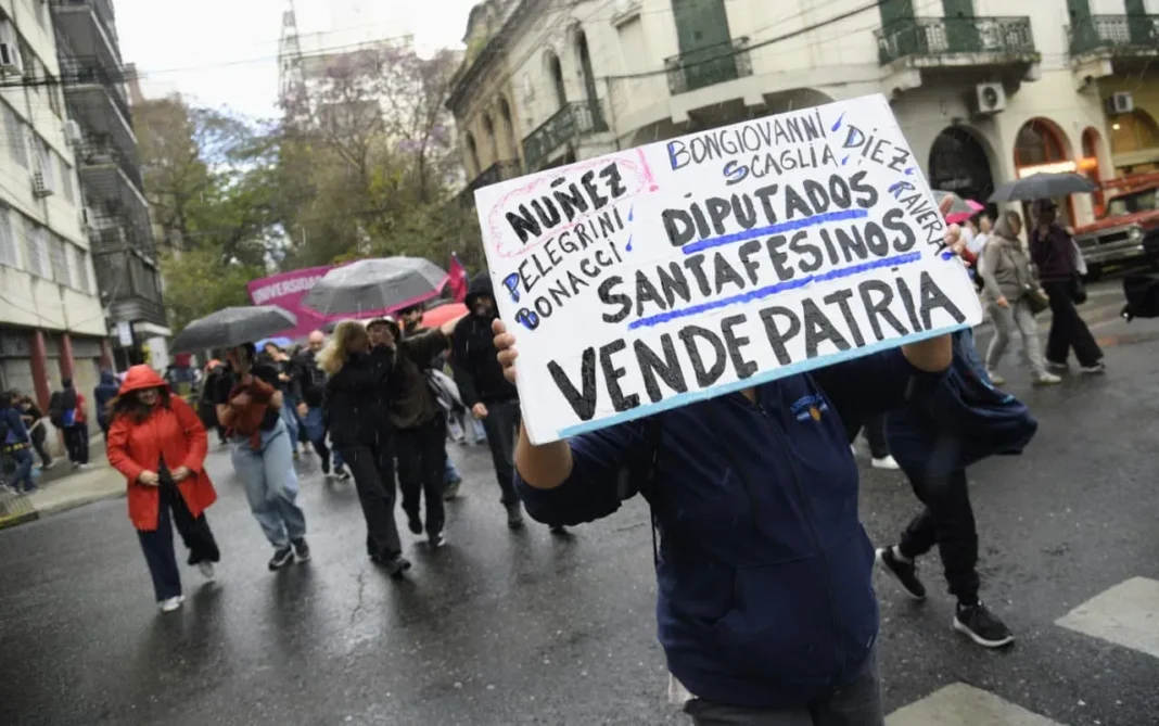 Marcha universitaria en Rosario con pancartas y manifestantes frente al Monumento Nacional a la Bandera