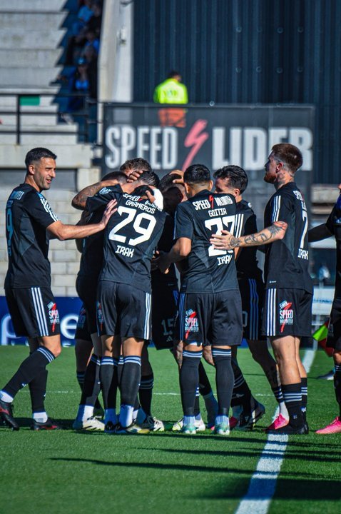 Jugadores de Riestra y Central Córdoba disputando el balón durante el partido en el estadio Guillermo Laza