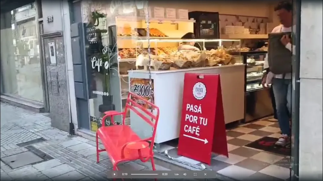 Frente de la panadería en el Paseo del Siglo con la puerta de blindex rota tras el robo relámpago