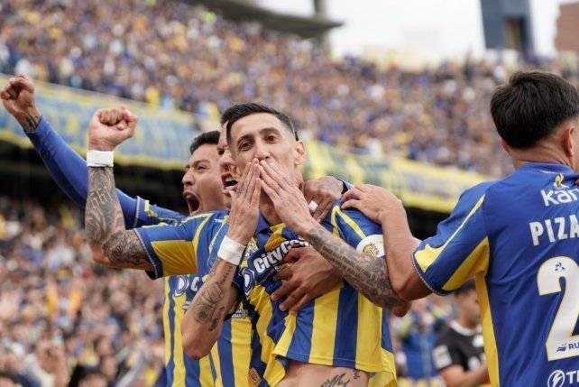 Jugadores de Rosario Central celebrando un gol ante Independiente Rivadavia