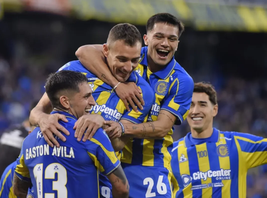 Jugadores de Rosario Central celebrando un gol durante el partido ante Independiente Rivadavia