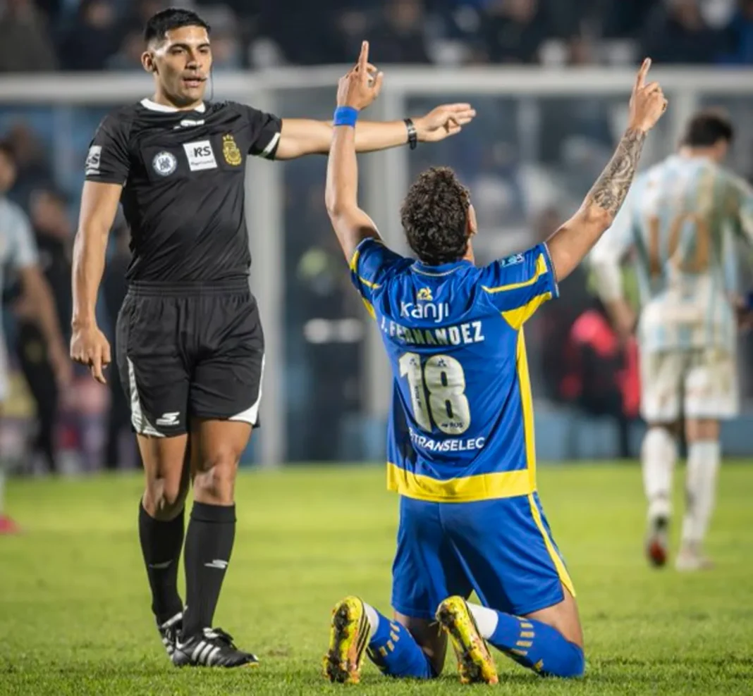 Jugadores de Rosario Central festejan el triunfo 3-2 ante Atlético Tucumán en el estadio José Fierro