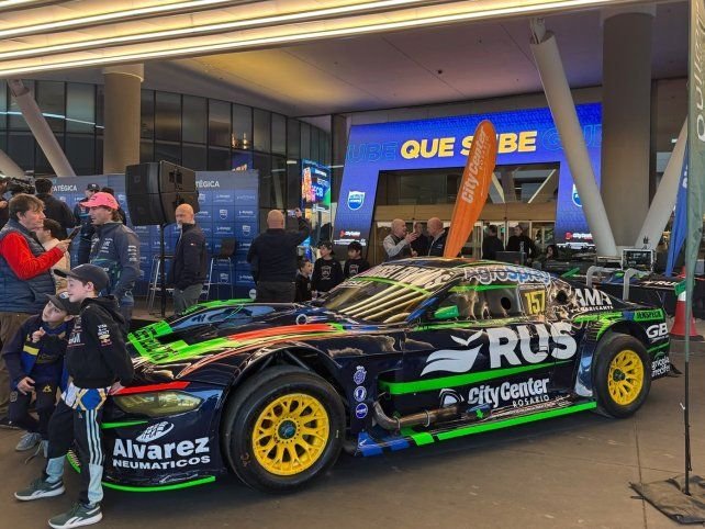 Presentación de la alianza entre RUS Med Team y City Center con el Mustang 157 de Juan Bautista De Benedictis en la puerta del casino