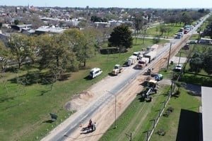 Maquinaria trabajando en la reparación de la Ruta Nacional A012 en Santa Fe