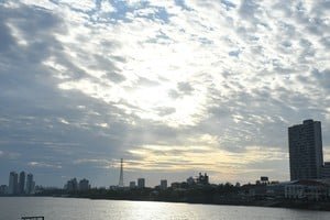 Cielo mayormente nublado sobre la ciudad de Santa Fe