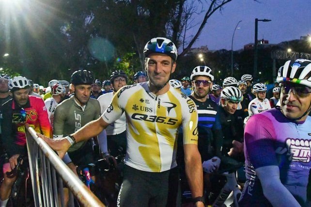 Lionel Scaloni durante una carrera ciclística en Tandil