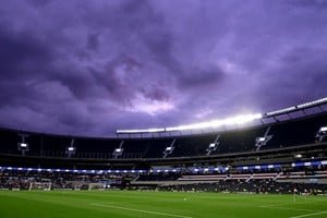 Sergio Torres cantando el himno argentino en un estadio