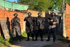 Móviles policiales durante un allanamiento en el barrio Varadero Sarsotti de Santa Fe