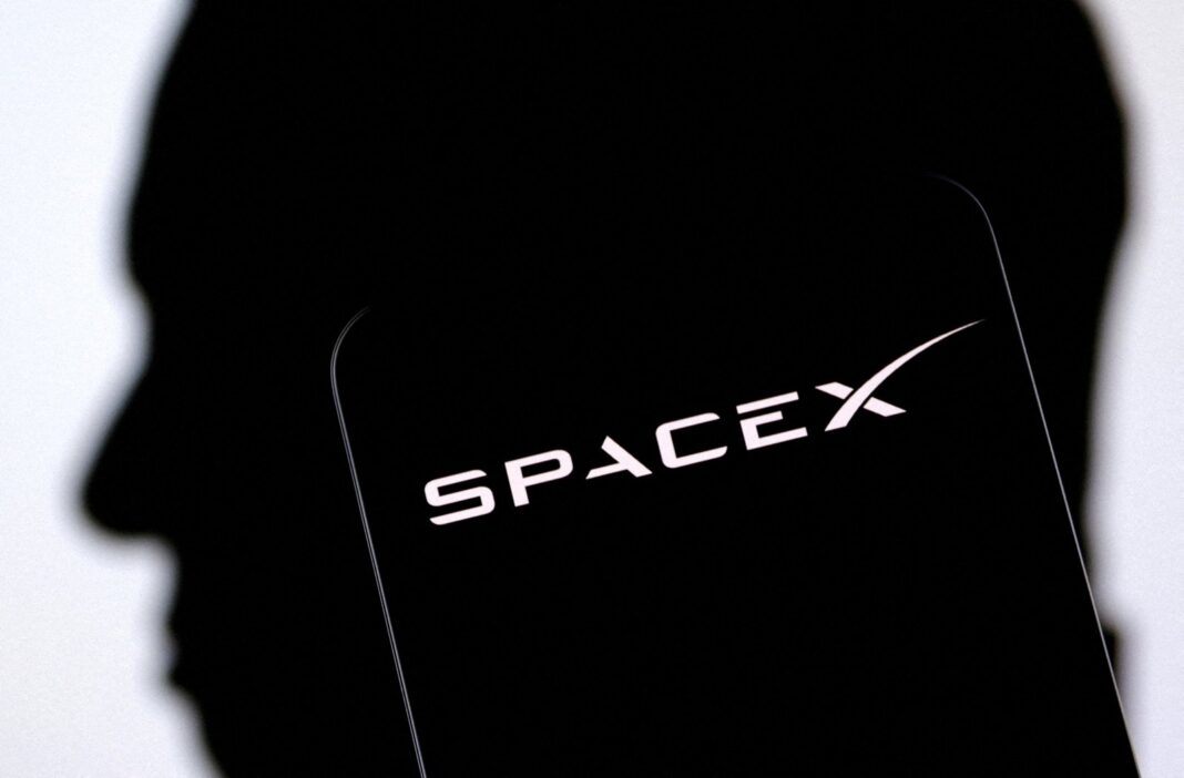 Antena de Starlink instalada en el techo de un edificio