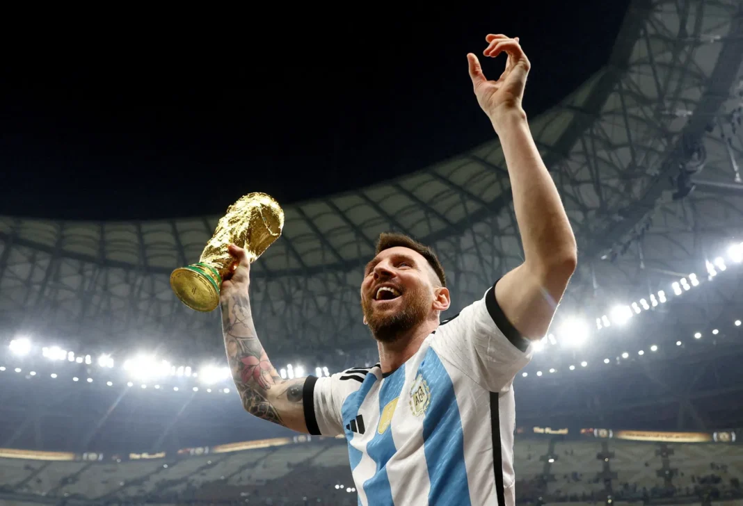 Réplica de la Copa del Mundo y tarjeta coleccionable de Lionel Messi que serán subastadas por Richmond Auctions