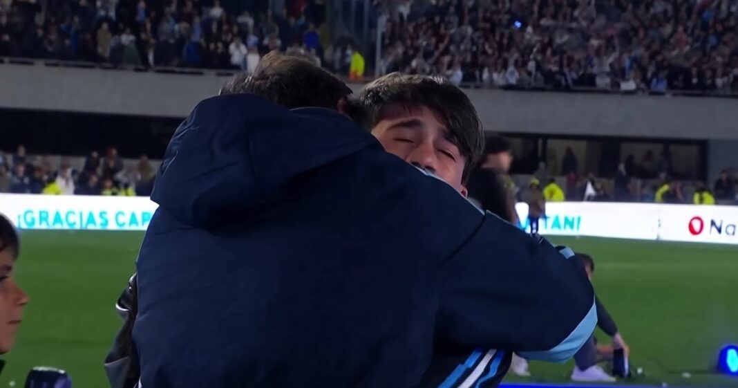 Thiago Messi abrazado a Lionel Messi durante la despedida en el estadio Monumental