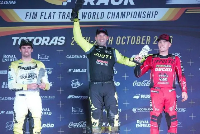 Tim Neave celebrando el título mundial de Flat Track en el óvalo del club Unión de Totoras
