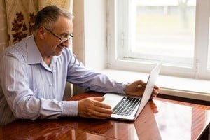 Personas mayores en una oficina o espacio laboral