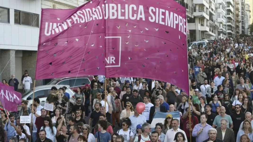 Estudiantes de la UNR durante una toma de facultad