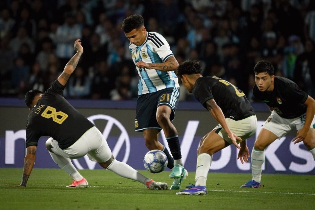 Futbolistas del medio local durante la Fecha FIFA