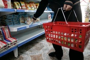 Personas comprando en un comercio minorista