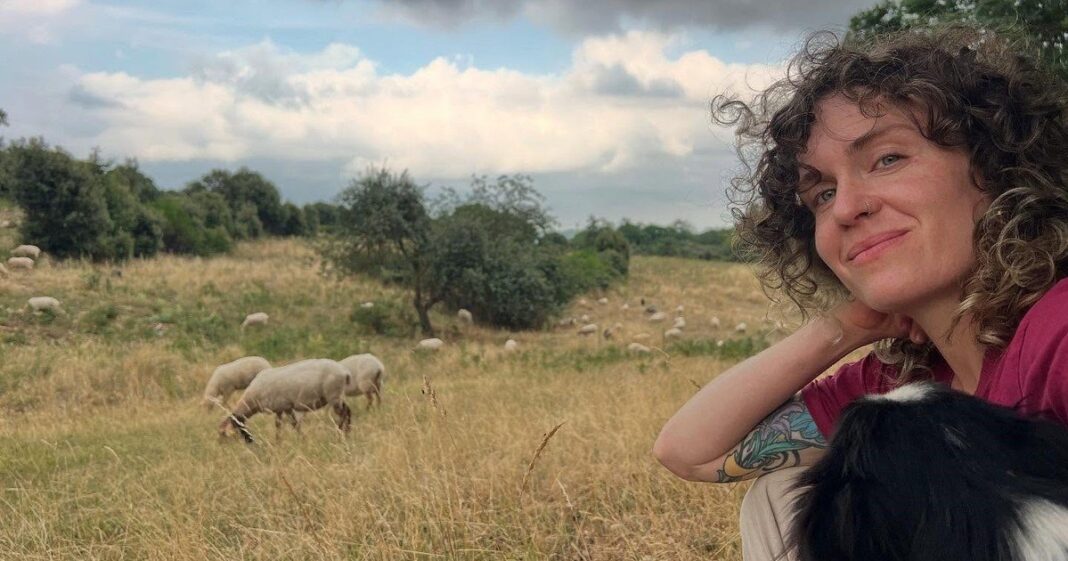 Yasmin Recht, pastora y escritora, junto a su rebaño de ovejas en las Guilleries